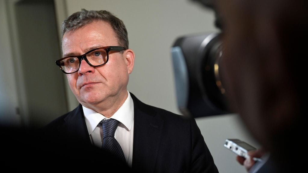 Pääministeri, kokoomuksen puheenjohtaja Petteri Orpo menossa eduskuntaryhmän kokoukseen eduskunnassa Helsingissä.