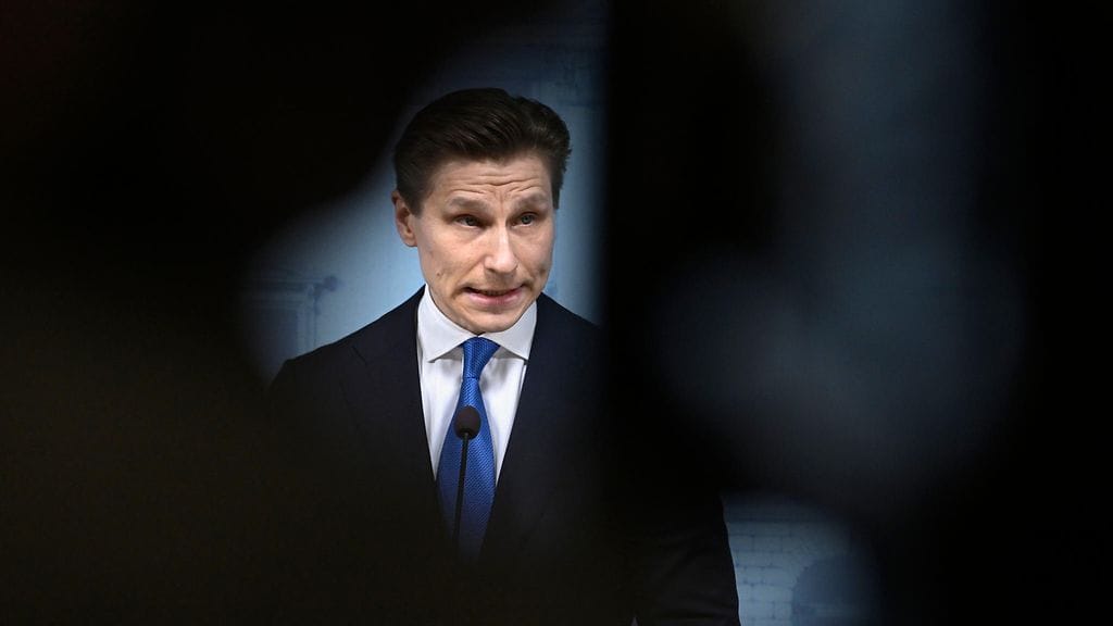 Puolustusministeri Antti Häkkänen (kok.) tiedotustilaisuudessa Helsingissä 5. maaliskuuta 2026.