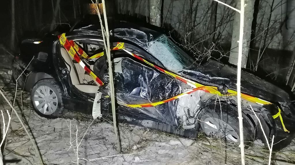 Viranomaiset saivat ilmoituksen Pöytyällä Kyröntiellä tapahtuneesta ulosajosta torstai-iltana. Auto rusikoitui ulosajossa pahoin.