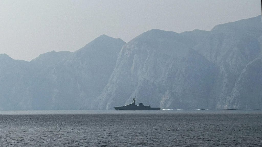 Sota-alus Hormuzinsalmella 1. maaliskuuta.