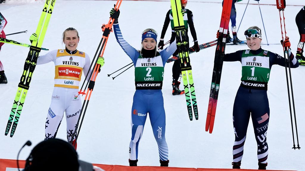 Minja Korhonen (kesk.) pääsi juhlimaan uran avausvoittoa kotiyleisön edessä Lahdessa.