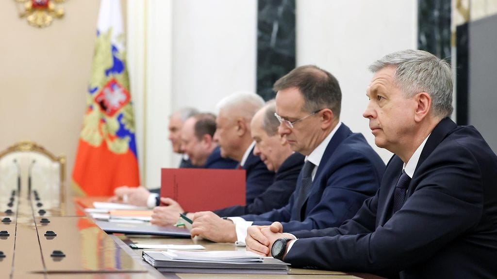 Euroopassa tapahtuneisiin sabotaaseihin yhdistetyn Venäjän sotilastiedustelun GRU:n johtaja Igor Kostyukov kuvassa oikealla.