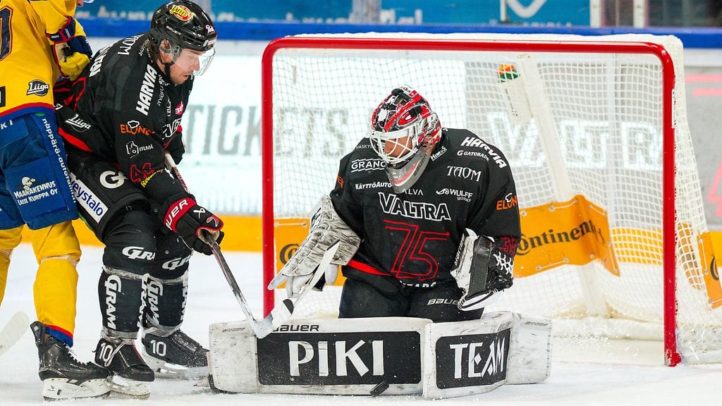 Jukurit peittosi lopulta JYPin, jonka maalia vartioi jatkosopimuksen saanut Oskari Setänen.