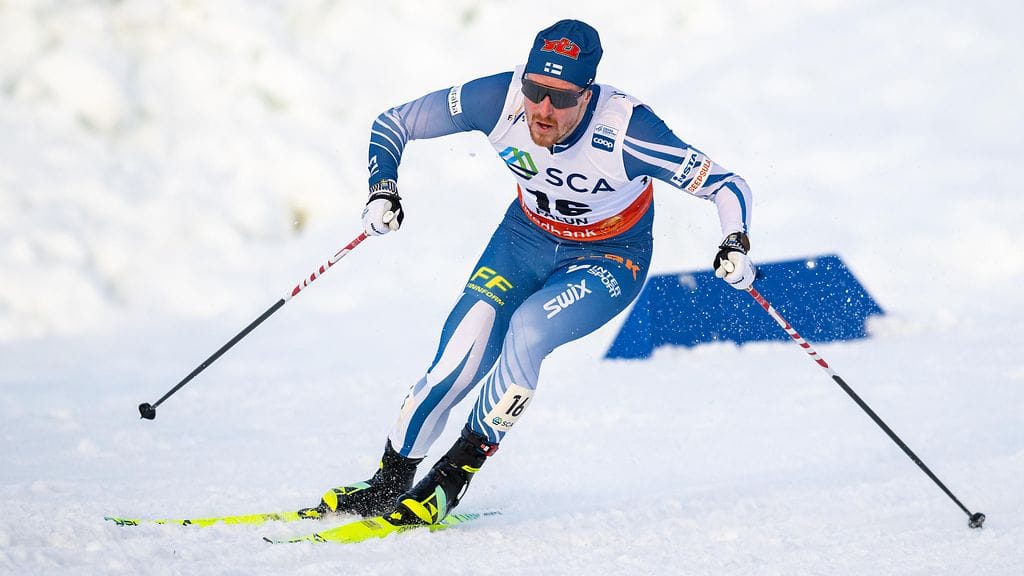 Emil Liekari laukoi haastattelupisteellä turhautunutta tekstiä.