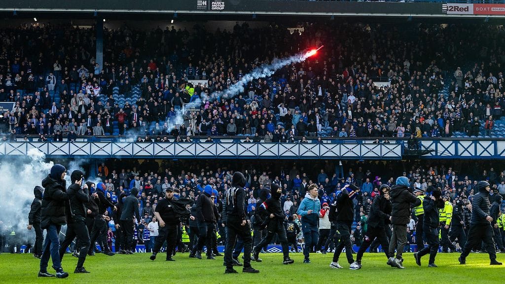 Rangers-fanit ryntäsivät kentälle hävityn Celtic-puolivälierän jälkeen.