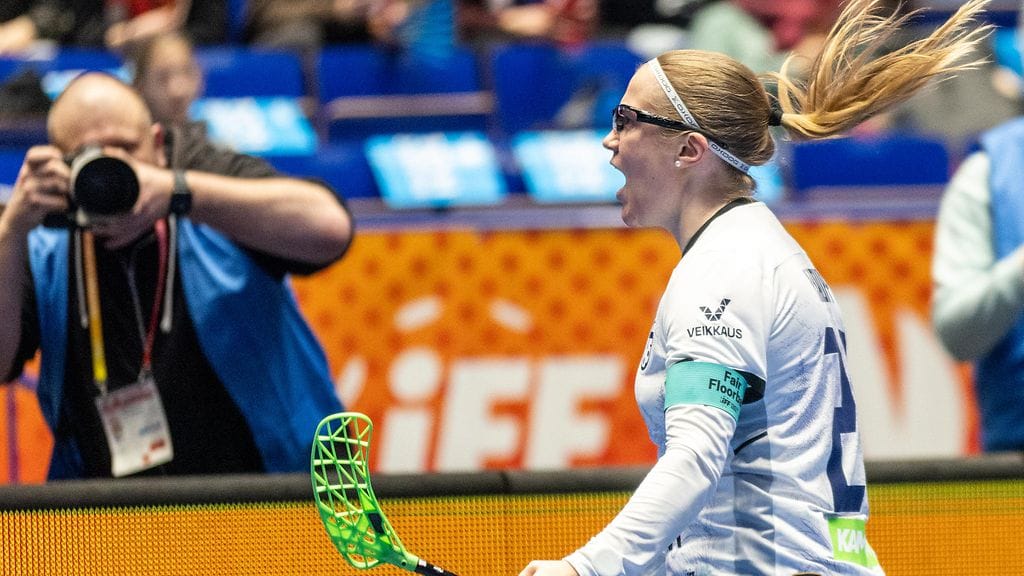 Veera Kauppi rikkoi ensimmäisenä naisena 100 tehopisteen rajan Ruotsin naisten salibandyliigassa.