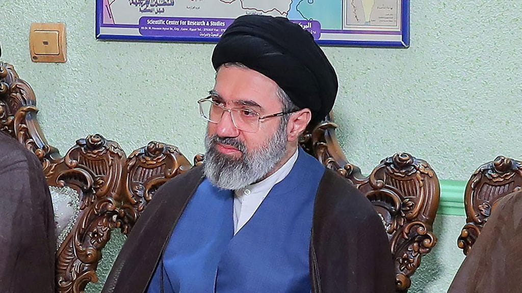 Iranin korkeimman johtajan toimistossa 30. lokakuuta 2024 otetussa kuvassa näkyy Mojtaba Khamenei.