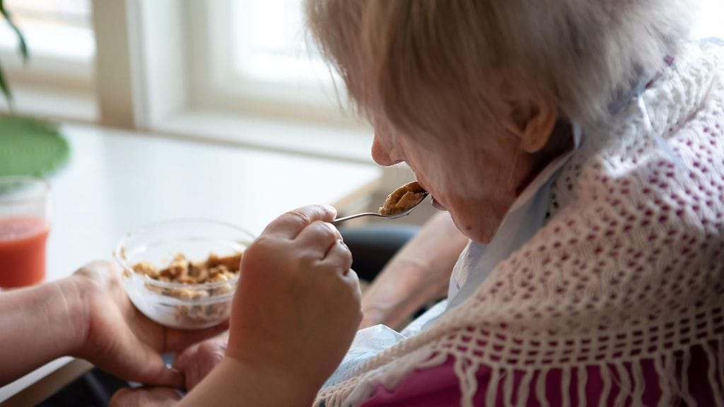 Väestön vanheneminen ja muistisairauksien lisääntyminen tuo ongelmia vanhustenhuollolle. Kuvituskuva.