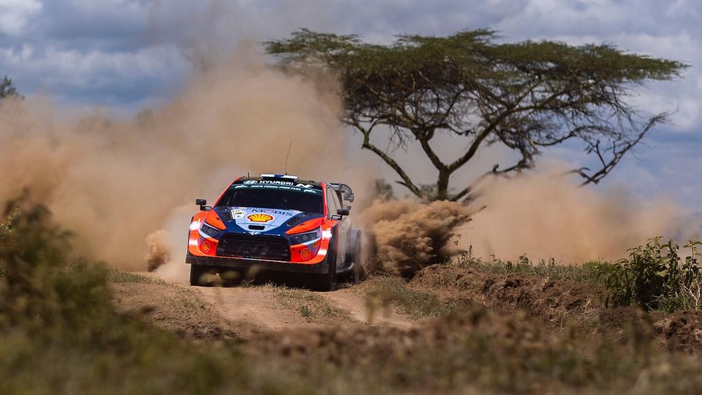 Esapekka Lappi pöllytti hiekkaa Keniassa maaliskuussa 2024.