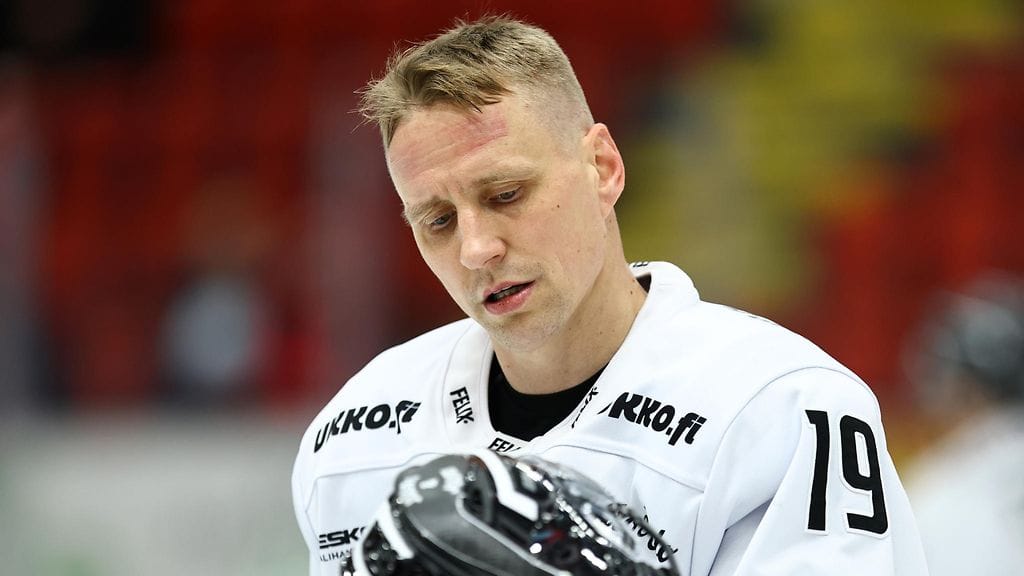 Veli-Matti Savinainen ei halunnut pukea pride-teemaista TPS-paitaa lauantain otteluun.