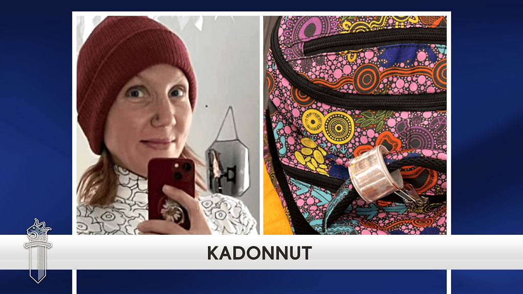 Oletko nähnyt tätä naista? Kuvassa myös hänen käyttämänsä kirjava reppu. Soita hätänumeroon 112.
