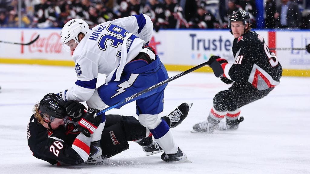 Brandon Hagel sai 5 000 dollarin sakot hyökättyään Rasmus Dahlinin kimppuun.