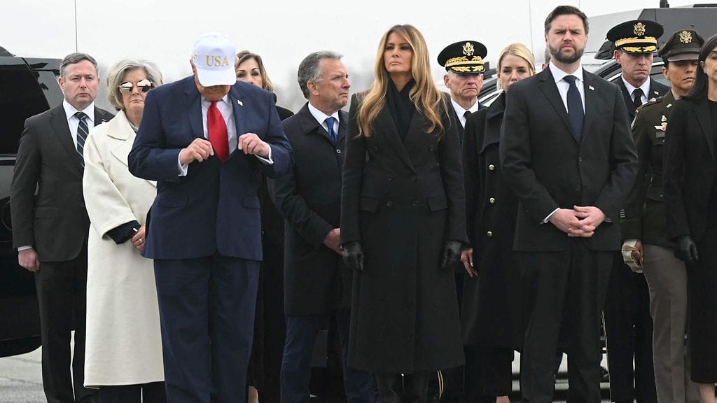 LK 9.3.2026 Donald Trump lippalakissaan kuolleiden sotilaiden kotiintuloseremomniassa.