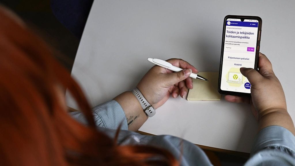 Kuvituskuvassa nainen tutkii työmarkkinatoria.