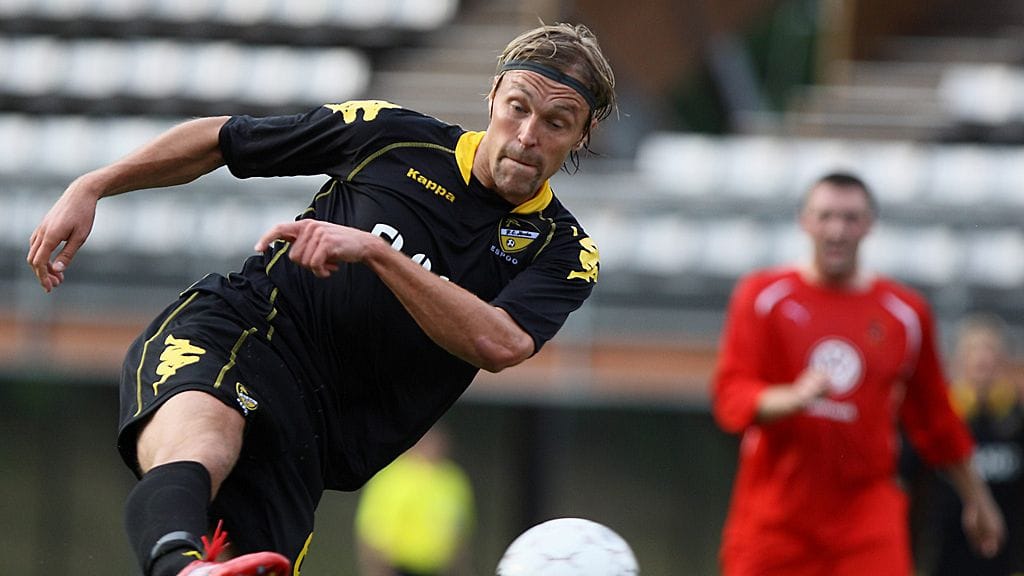 Hermanni Vuorinen laukoo Hongan paidassa.