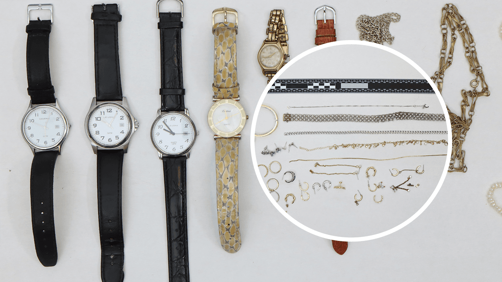 Poliisi on saanut haltuunsa suuren määrän anastetuksi epäiltyä arvoesineistöä. Tässä kuvassa osa niistä.