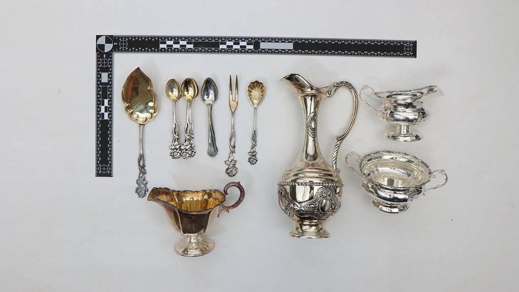 Astioita ja ottimia varkaiden saaliina.