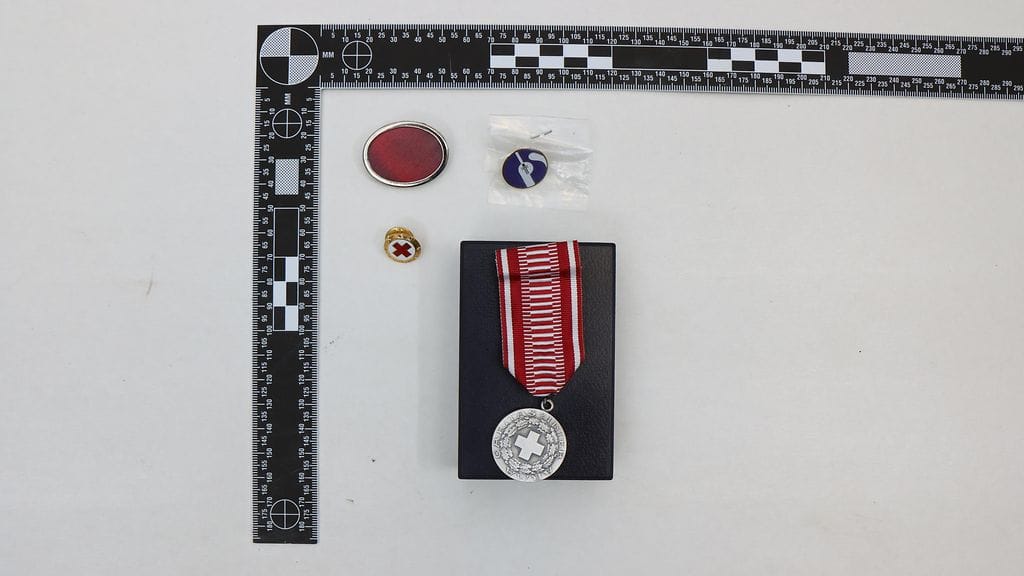 Ansiomitaleja ja pinssejä varkaiden saaliina.