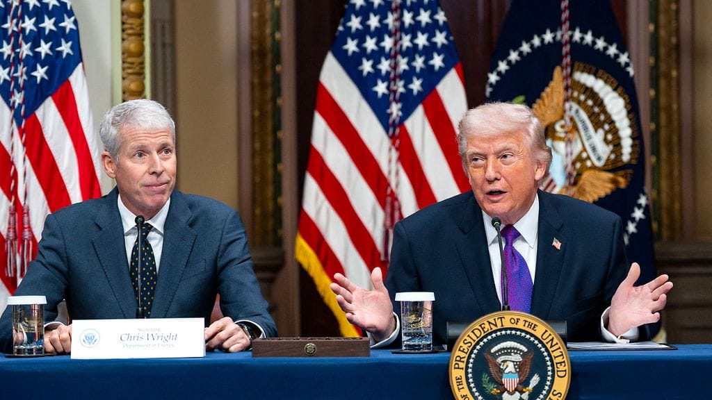 Yhdysvaltain presidentti Donald Trump esitti viime viikolla ajatuksen siitä, että maan laivasto voisi saattaa aluksia Hormuzinsalmella. Kuvassa myös energiaministeri Chris Wright.