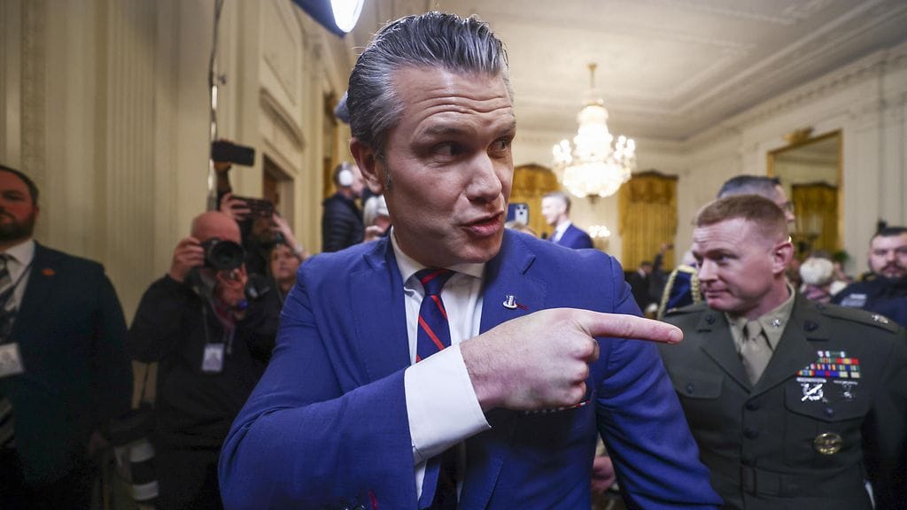 AOP Myös tämä kuva Pete Hegsethistä on otettu 2. maaliskuuta. Hegseth poistuu tässä seremoniaan, jossa myönnettiin kunniamitaleja.