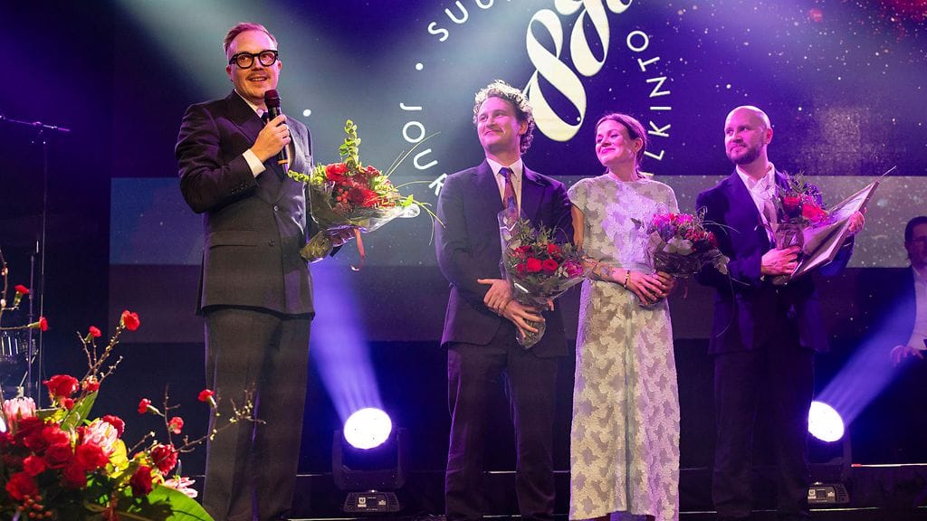 LK 12.3.2026 Uusi juttu -median Olli Seuri (vas.), Jussi Sippola, Sonja Saarikoski ja Antti Pikkanen juhlivat Suuri journalistipalkinto -gaalassa Oulussa 12. maaliskuuta 2026. Uusi juttu -media palkittiin Vuoden uudistajana.