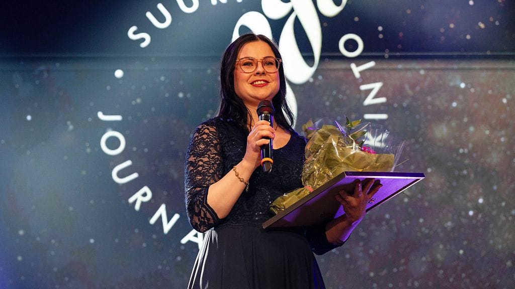 LK 12.3.2026 Ilta-Sanomien toimittaja Meri Suomisen juttu verkkofoorumista, joka houkuttelee haavoittuvassa asemassa olevia nuoria itsemurhaan, palkittiin Vuoden juttuna Suuri journalistipalkinto -gaalassa Oulussa.