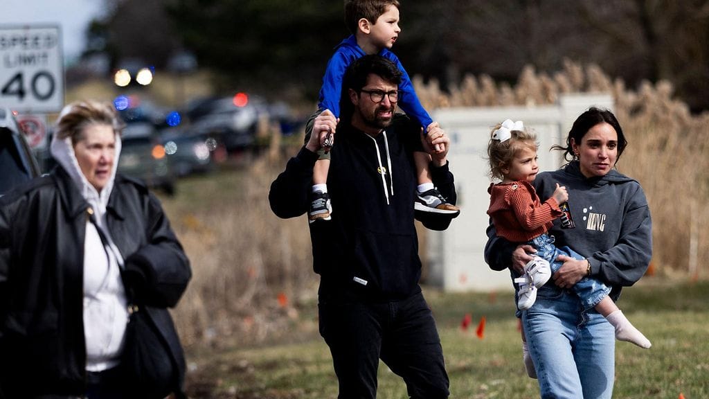 Ihmisiä poistumassa hyökkäyksen kohteeksi joutuneelta synagogalta 12. maaliskuuta Michiganissa.