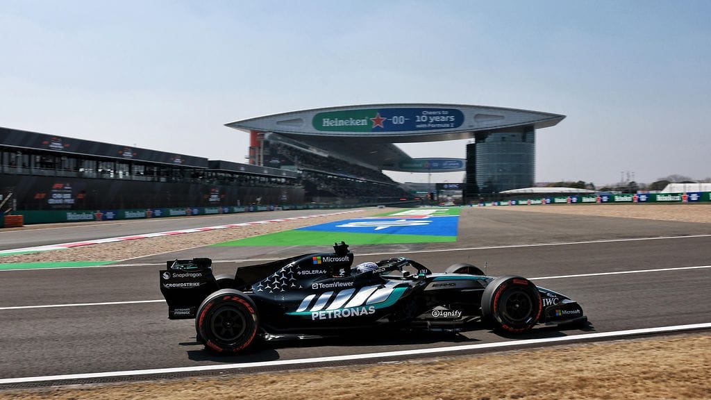 George Russell vauhdissa Shanghain moottoriradalla.