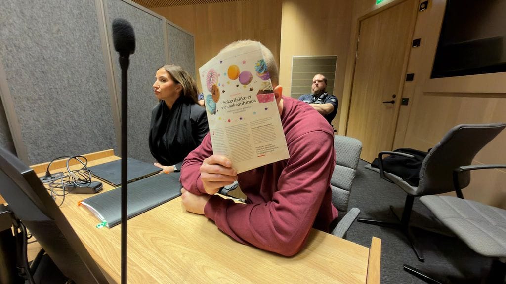 Mies peitti kasvonsa käräjäoikeudessa.