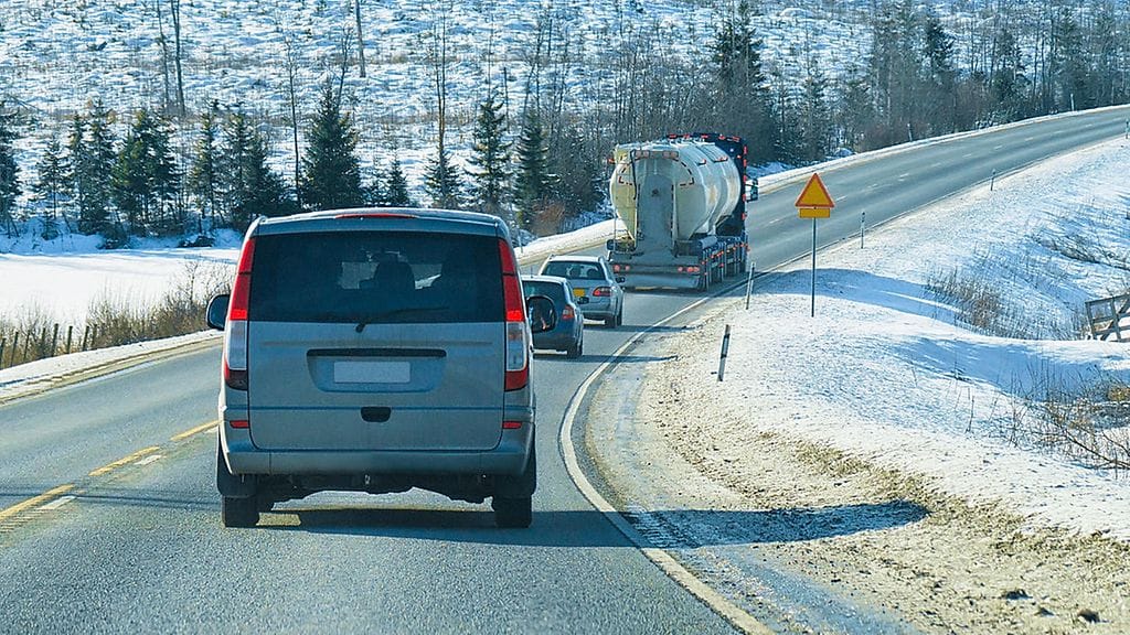 Lukija ihmettelee, miksi rekkakuskit ovat lopettaneet vilkulla avustamisen ohitustilanteessa. Kuvituskuva.