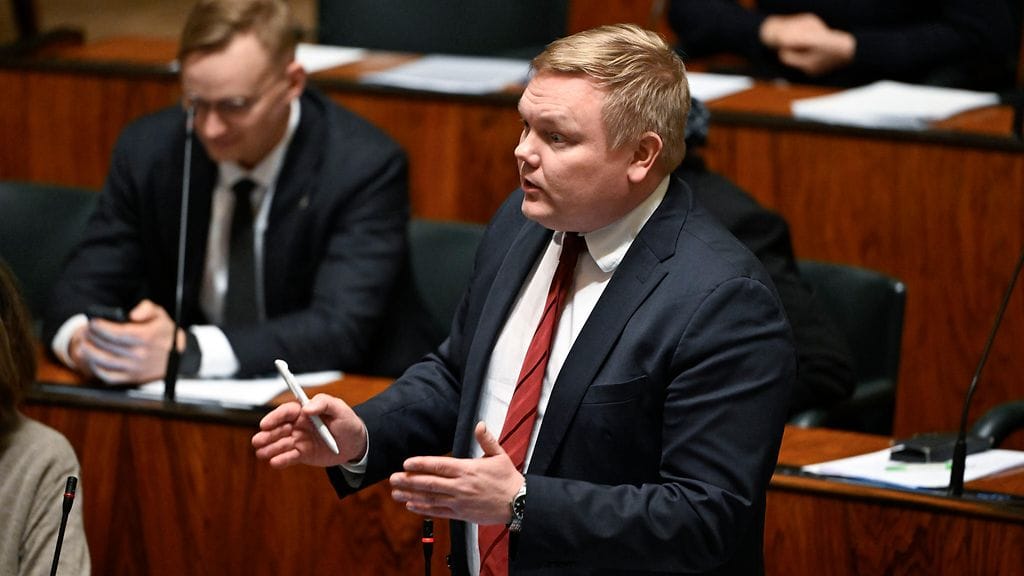 Kurvinen eduskunnan kyselytunnilla torstaina.