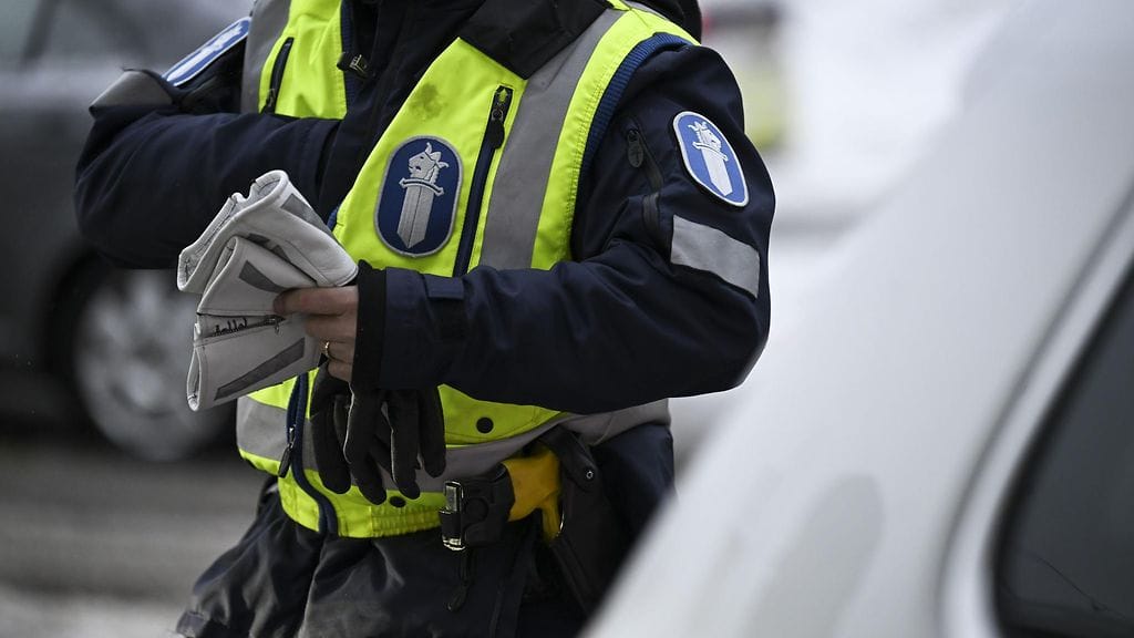 Poliisin tehovalvonta narautti monet autoilijat kännykän käytöstä ja turvavyöttömyydestä.