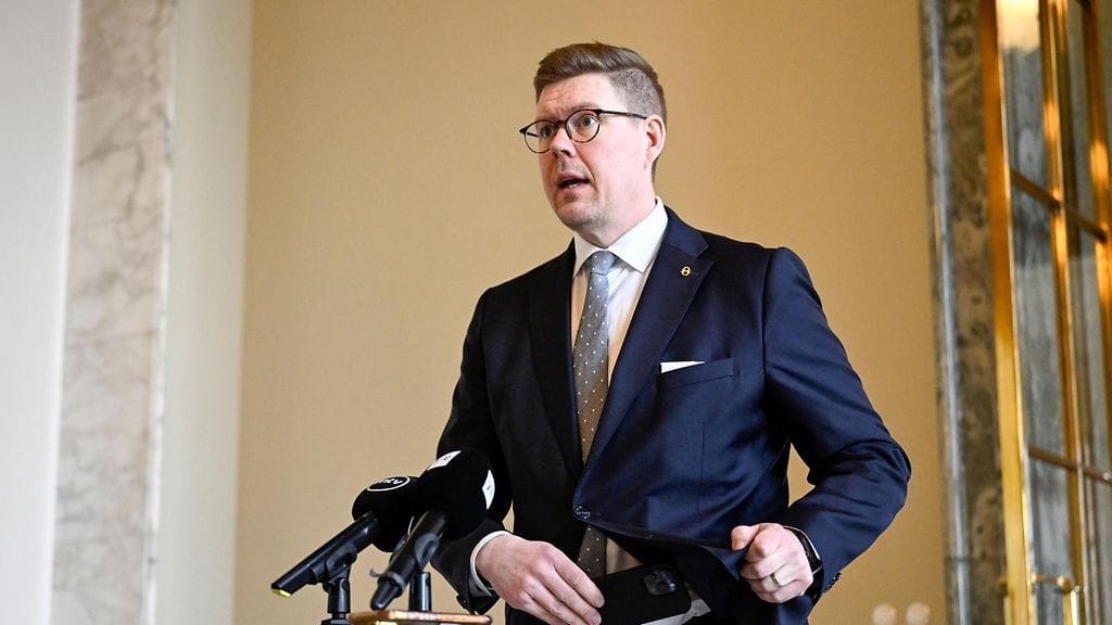 Lindtmanin mukaan on kuitenkin hyvä, että hallitus nyt tunnustaa, että jonkinlaisia rajoituksia tarvitaan.