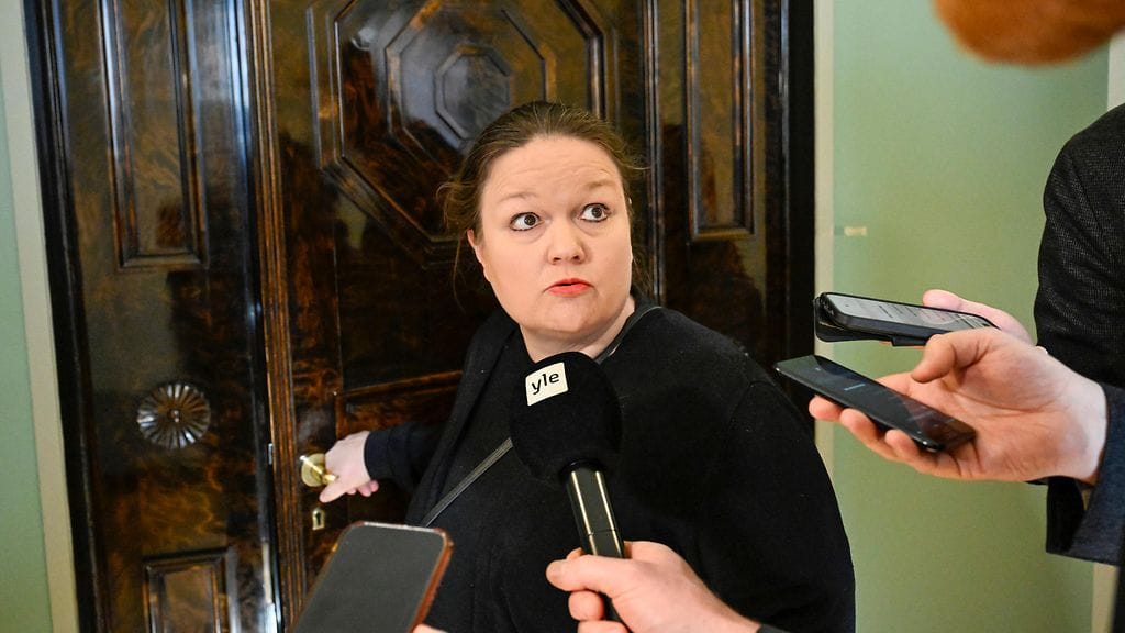 Eduskunnan sosiaali- ja terveysvaliokunnan puheenjohtaja Krista Kiuru (sd.) menossa kokoukseen tänään.