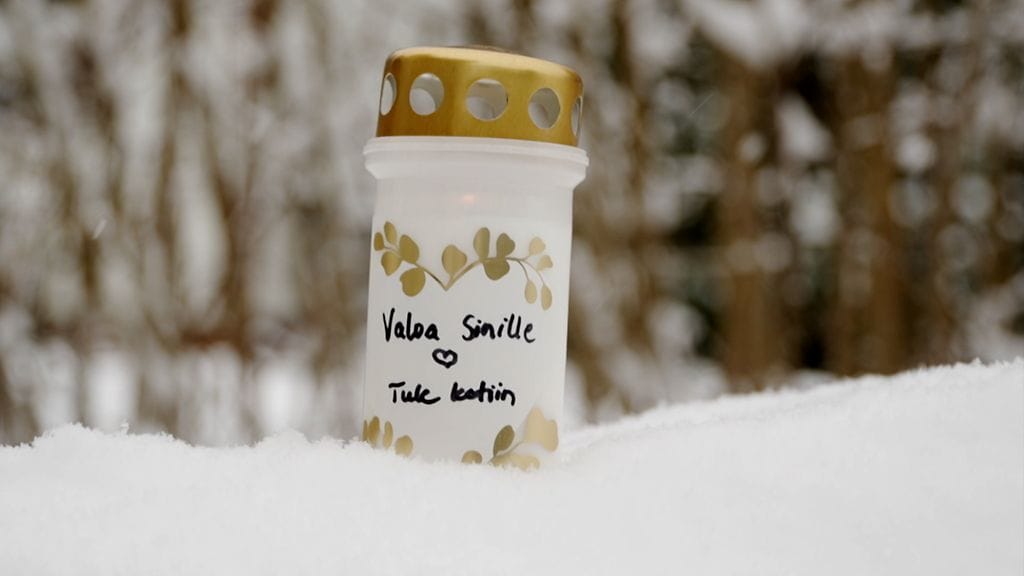 1303 kynttilä Asian ytimessä.doc: Mitä tapahtui Sinille?_Sini_kynttila