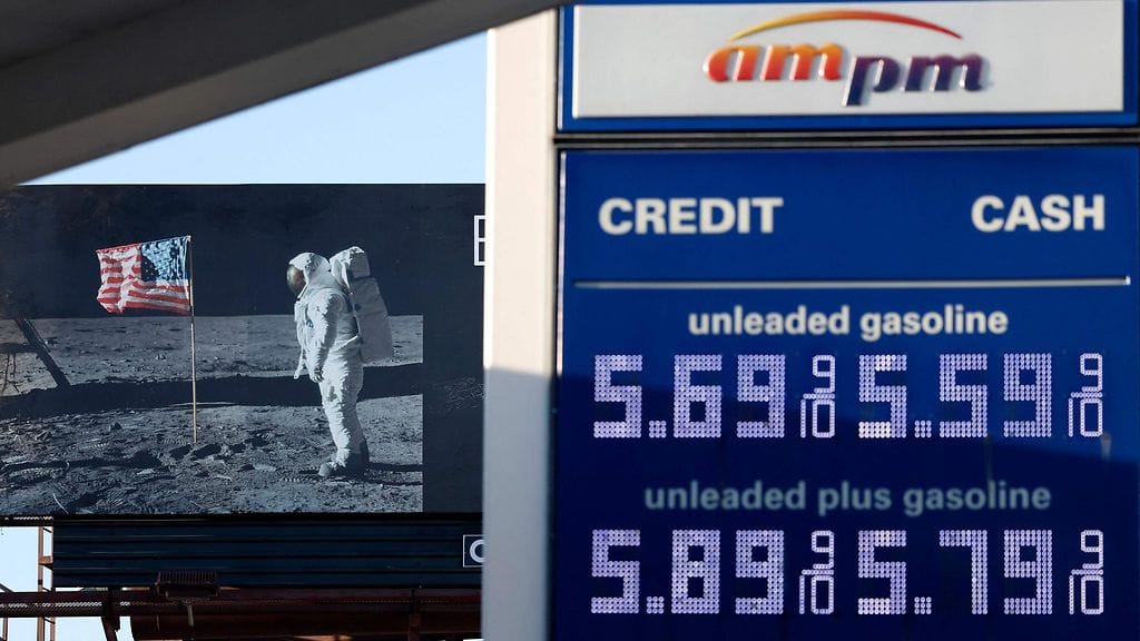 Bensiinin hinta oli keskiviikkona yli 5 dollaria gallonalta Arco-huoltoasemalla Los Angelesissa Kaliforniassa.