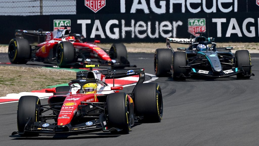 Ferrarin Lewis Hamilton kävi Kiinan sprinttikisan kärjessä sen alussa, mutta Mercedeksen George Russell (oik.) voitti lopulta.