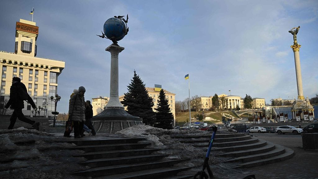 Ihmiset kävelivät Kiovan Itsenäisyysaukiolla 4. maaliskuuta 2026.