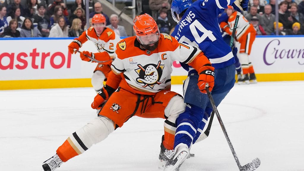 Radko Gudas taklasi polvella Auston Matthewsia.