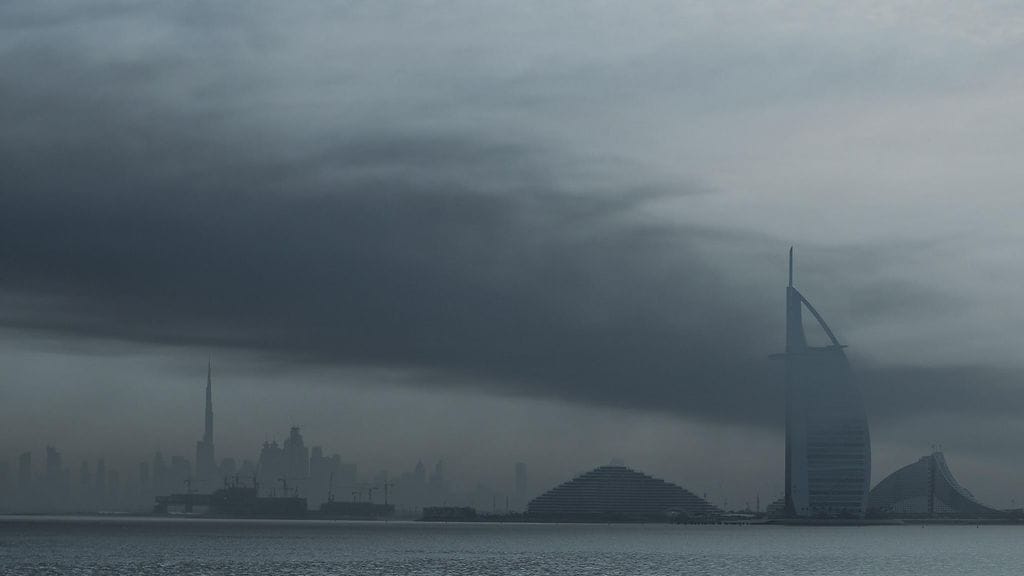 Räjähdykset ravistelivat Dubain rakennuksia, ja suuri savupilvi leijui Lähi-idän finanssikeskuksen keskustan yllä 13. maaliskuuta.