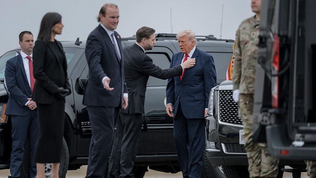 Varapresidentti suoristi presidentti Trumpin Amerikka-pinssiä Doverin lentotukikohdassa, johon he olivat saapuneet kunnioittamaan Iranin vastaiskuissa kuolleita yhdysvaltalaissotilaita.