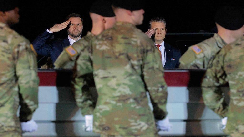 Yhdysvaltain varapresidentti J. D. Vance ja sotaministeri Pete Hegseth tekivät kunniaa, kun Yhdysvaltain sotilaat kuljettivat lipulla peitettyä kersantti Benjamin N. Penningtonin ruumisarkkua Doverin lentotukikohdassa Delawaressa 9. maaliskuuta 2026.