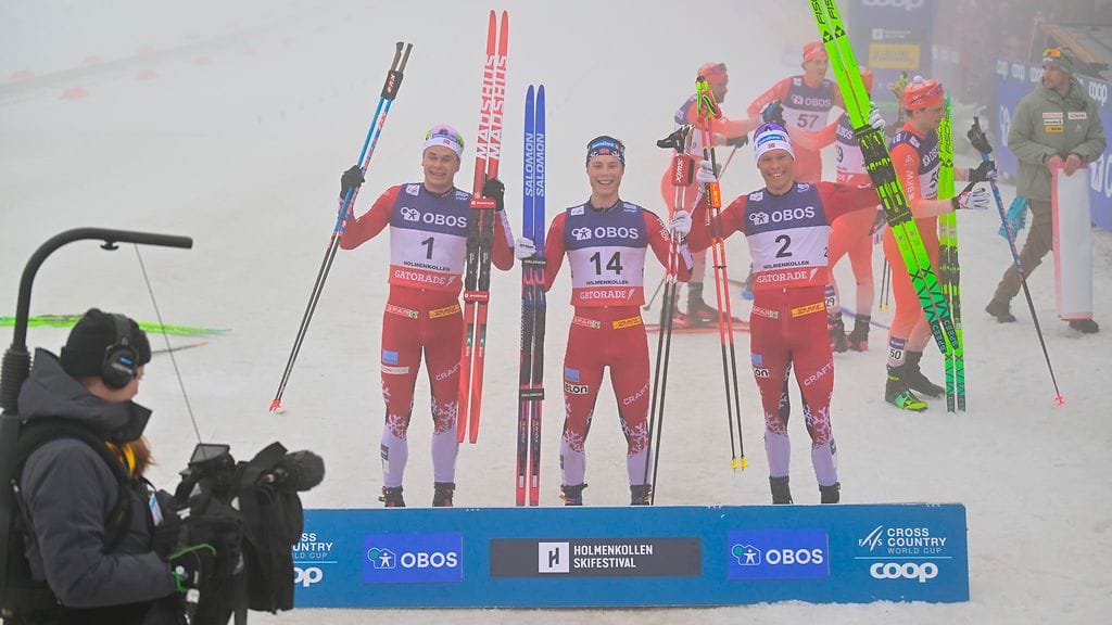 Harald Amundsen (vas.), Einar Hedegart ja Martin Nyenget juhlivat palkintosijona Holmenkollenilla.