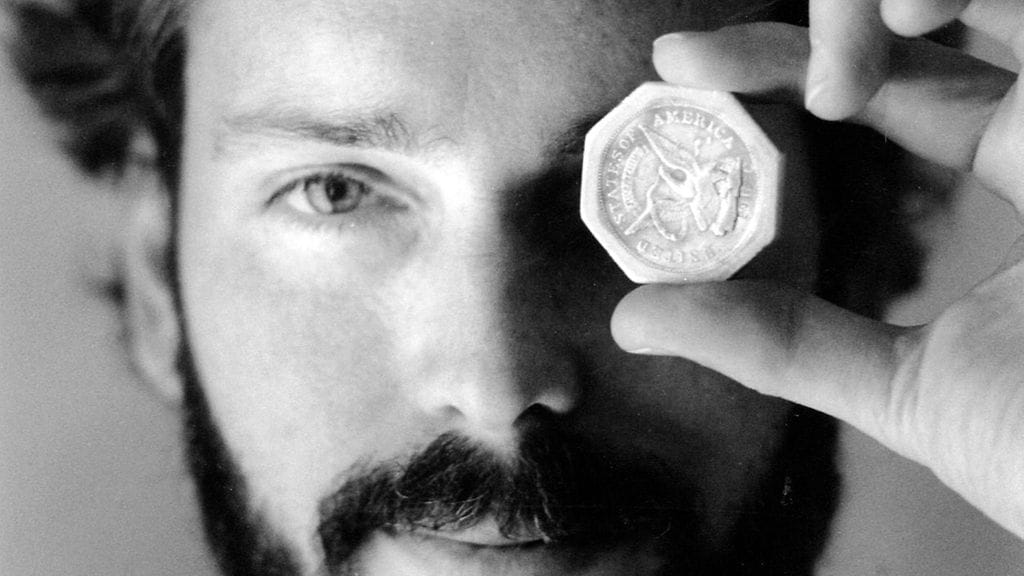 Vuonna 1989 otettu kuva aartenetsijä Tommy Thompsonista, joka pitelee SS Central American hylystä nostettua kultakolikkoa kädessään.