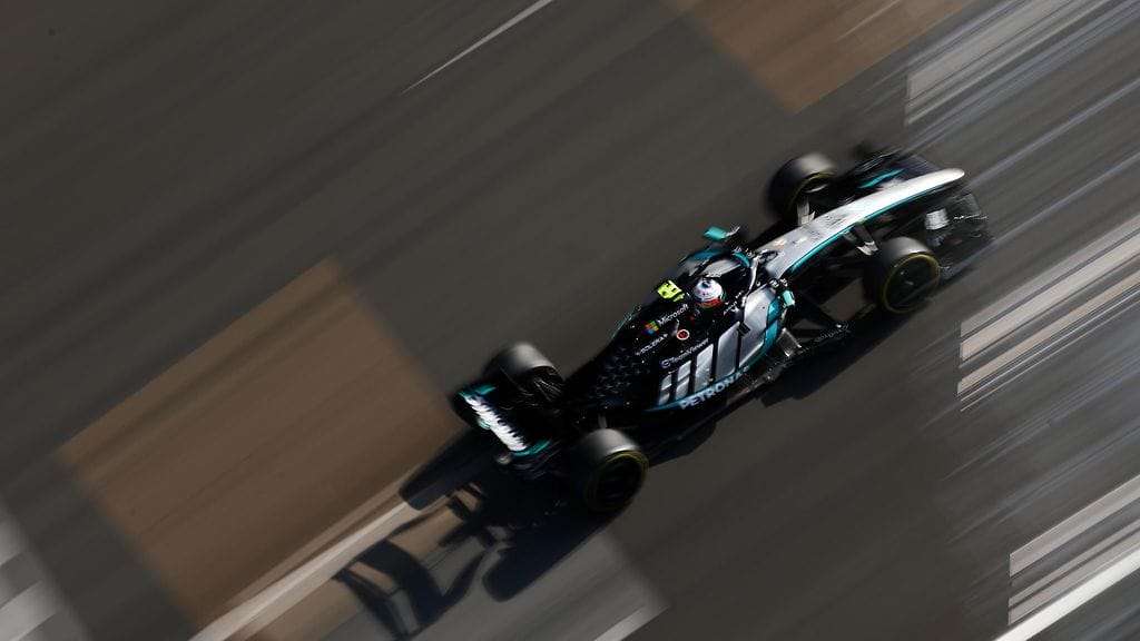 Mercedeksen Kimi Antonelli starttaa Kiinan osakilpailuun paalupaikalta.