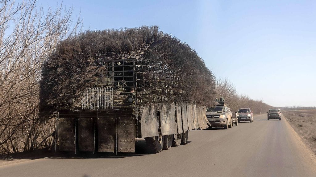 Ukrainalainen panssaroitu sotilasajoneuvo, joka on varustettu maastovärityksellä ja lisäsuojauksella drooneja vastaan, ajoi tiellä Harkovan alueella 13. maaliskuuta 2026.