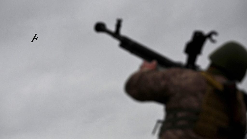 Ukrainalainen sotilas tähtää konekiväärillä lentävää droonia kohti torjuntaharjoituksessa Tshernihivin alueella 11. marraskuuta 2023.