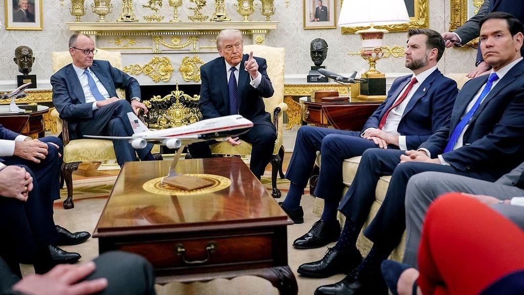 Trump, Vance ja Rubio tapaamassa Saksan liittokansleria Friedrich Merziä Valkoisessa talossa maaliskuun alussa. Ihmisten huomio on kiinnittynyt Vancen ja Rubion kenkiin.