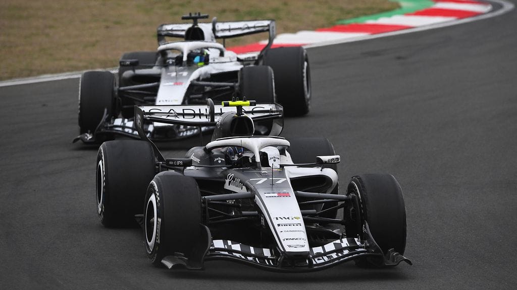 Sergio Perez ja Valtteri Bottas osuivat yhteen Kiinan F1-kisassa.