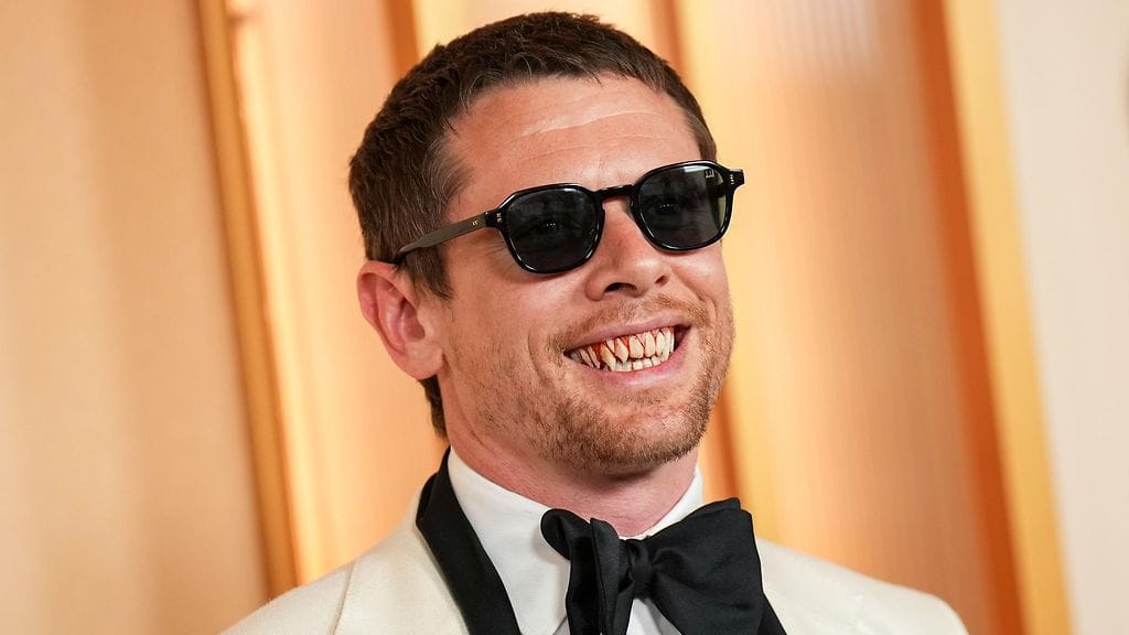 Sinners-vampyyrielokuvan Jack O'Connell vilautti punaisella matolla torahampaitaan.